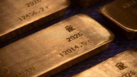 Gold Falls as Investors Focus on Inflation and Interest Rate Outlook