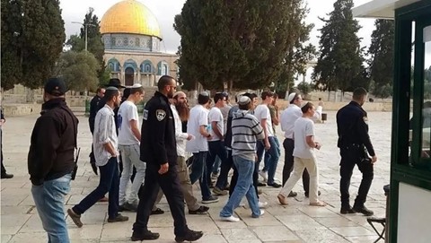 Tens of Settlers Storm Al-Aqsa Mosque