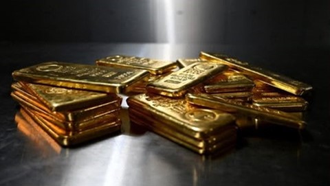 Gold Falls as Fading Inflation Optimism Gives Way to Middle East Escalation Concerns