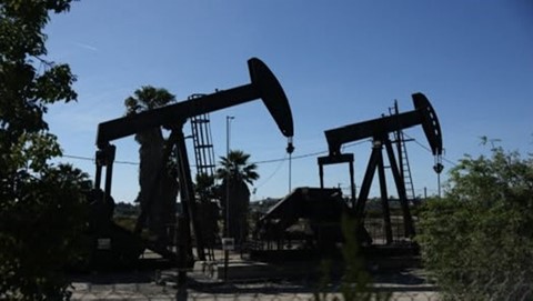 Oil Falls Below $100, Heads for Weekly Gain