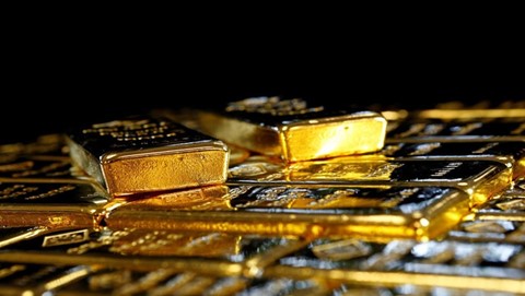 Gold Rises More Than 1% as Oil Prices Decline