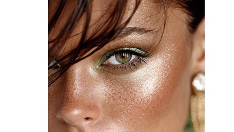 Colored Eyeshadow Regains Its Status... in a Softer, More Modern Style