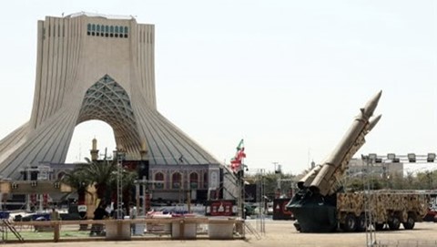 Pause in Strikes Revives Diplomatic Track Between Washington and Tehran