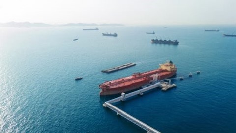 Oil Prices Fall as Tankers Continue to Transit Middle East Conflict Zones