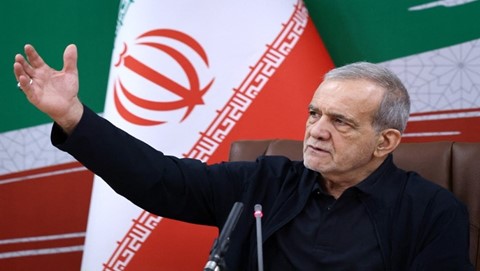IranWire Sources: Pezeshkian-Mojtaba Khamenei Meeting Kept From Cabinet